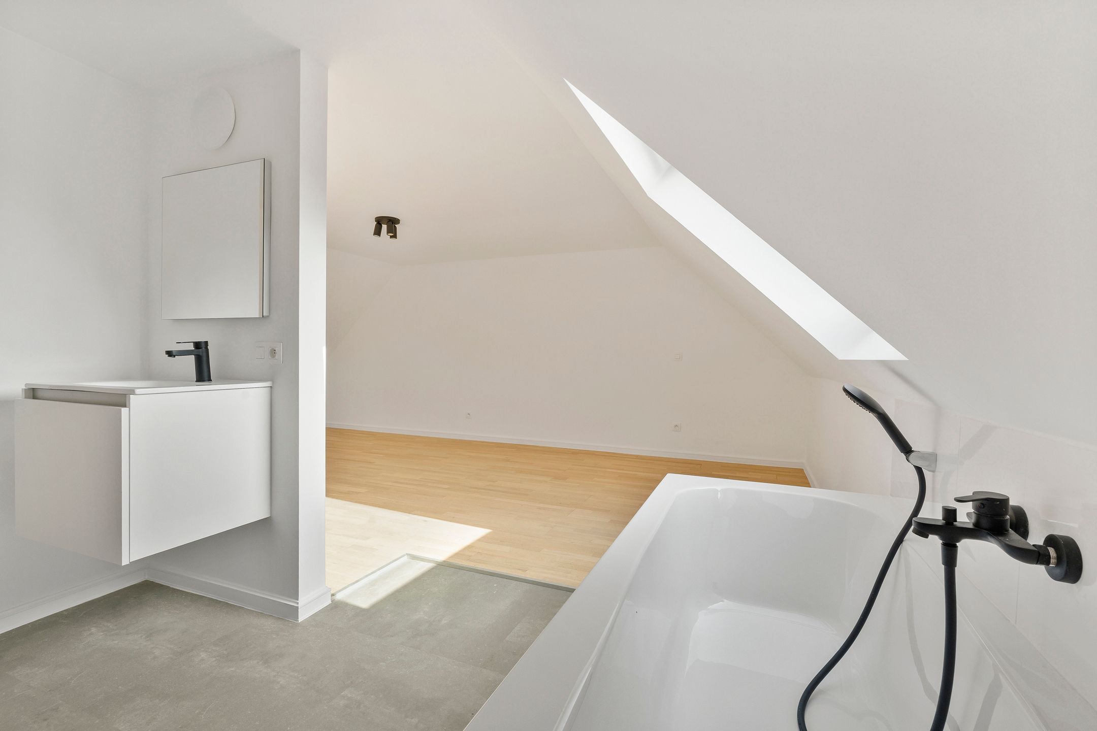 Volledig GERENOVEERDE woning met ZONNIGE TUIN en 3 SLK foto 20