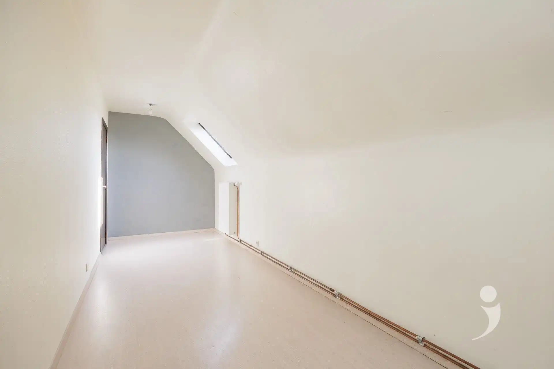 Ruime te renoveren woning met 3 slaapkamers foto 12