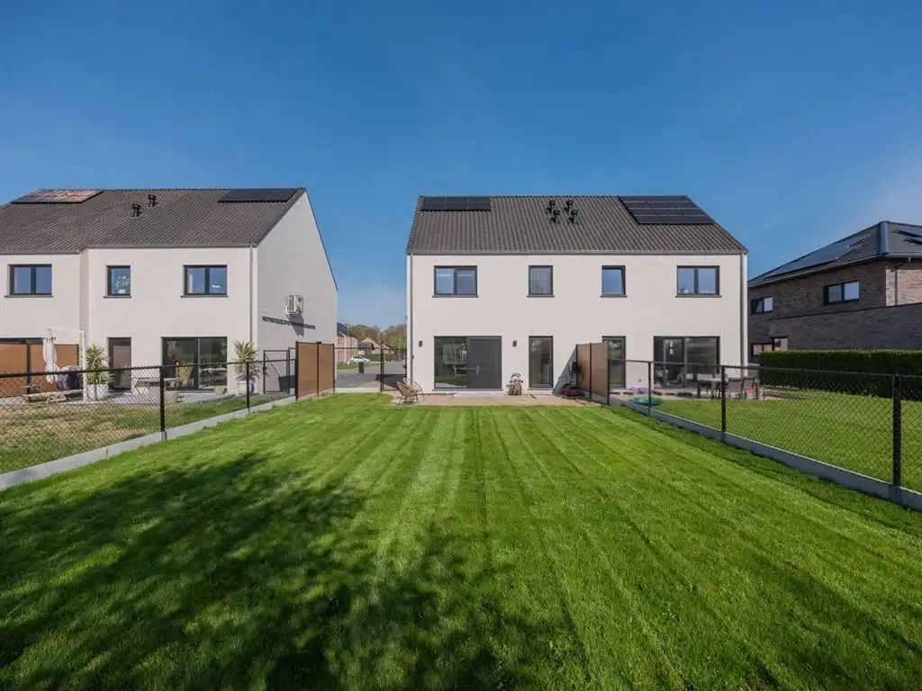 Halfvrijstaande stijlvolle nieuwbouwwoning met landelijke uitstraling foto 4