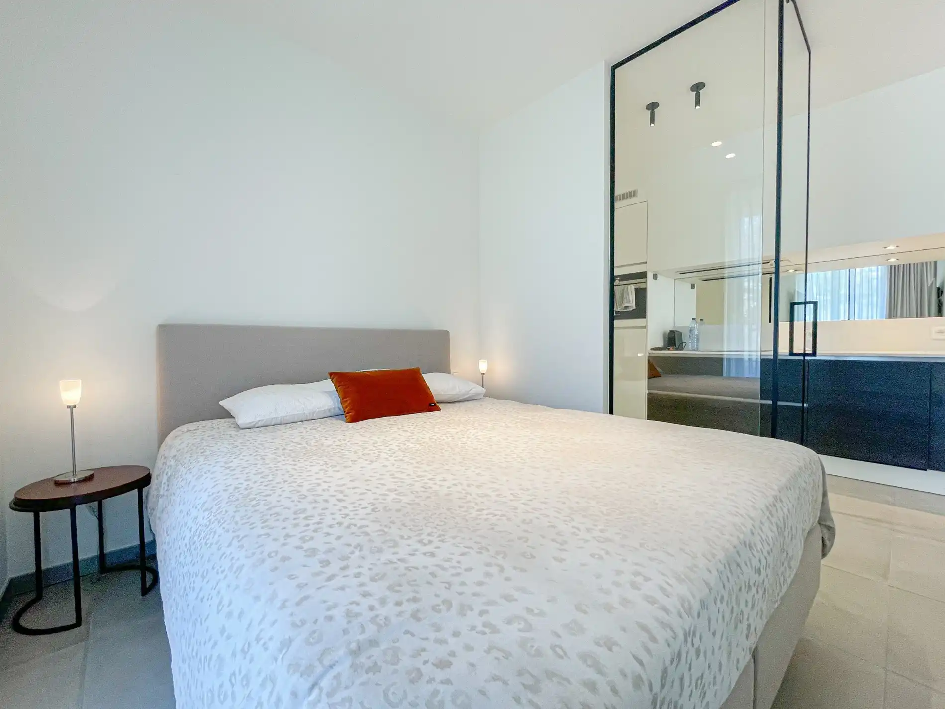 Subliem smaakvol ingericht hoek appartement gelegen in een recente residentie. foto 9