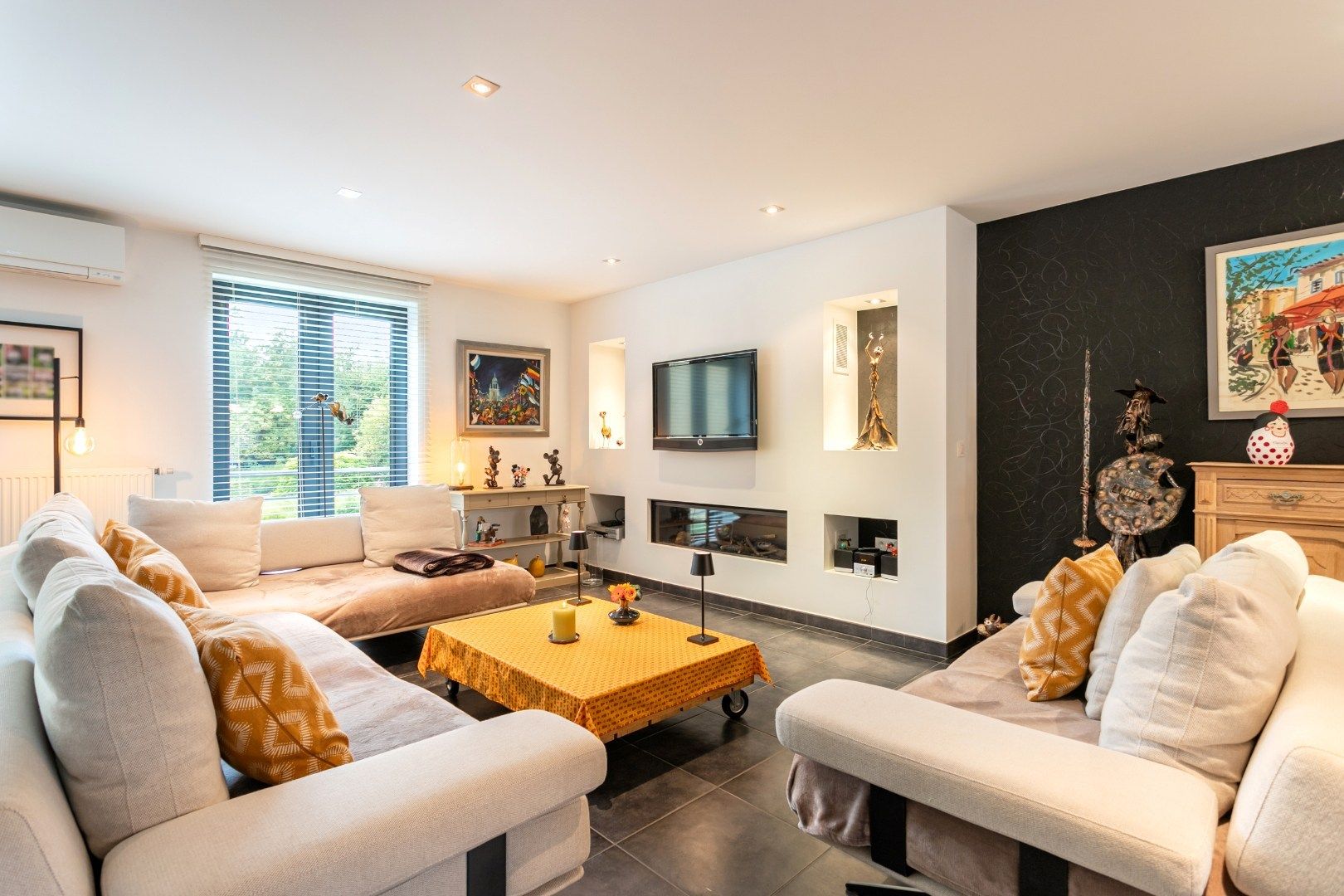 Ruim duplex appartement (131m²) met 2 terrassen, 3 slpks en 2 autostpl. foto {{pictureIndex}}