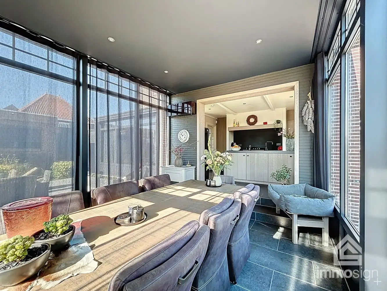 Exclusieve woning voorzien van dubbele garage en bedrijfshal op de Nederlandse grens foto {{pictureIndex}}