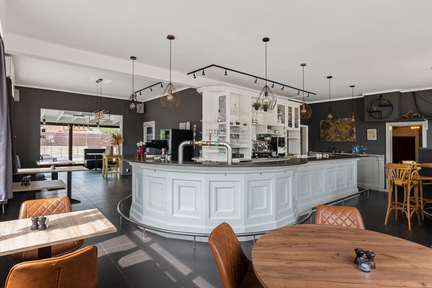 Handelspand met feestzaal en woonst op toplocatie foto 3