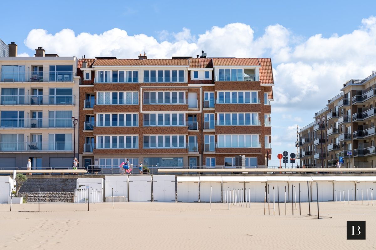 Ruim appartement met 3 slaapkamers op de zeedijk van De Haan foto 1