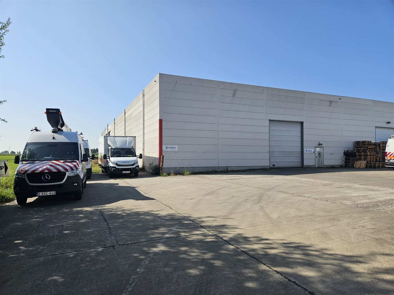 Magazijn met kantoren op topligging  foto {{pictureIndex}}