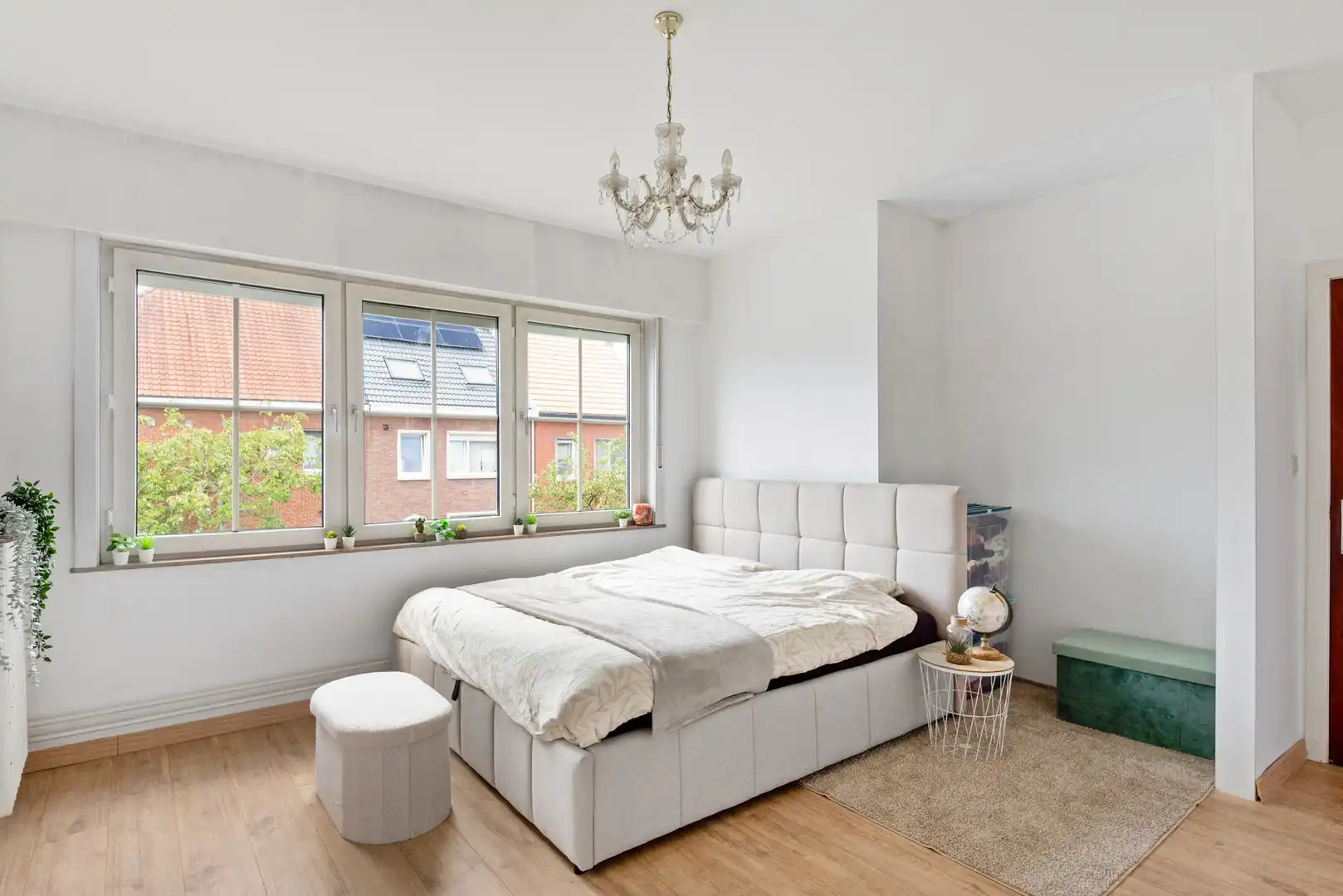Karaktervolle en ruime woning in hartje Schoten foto 11