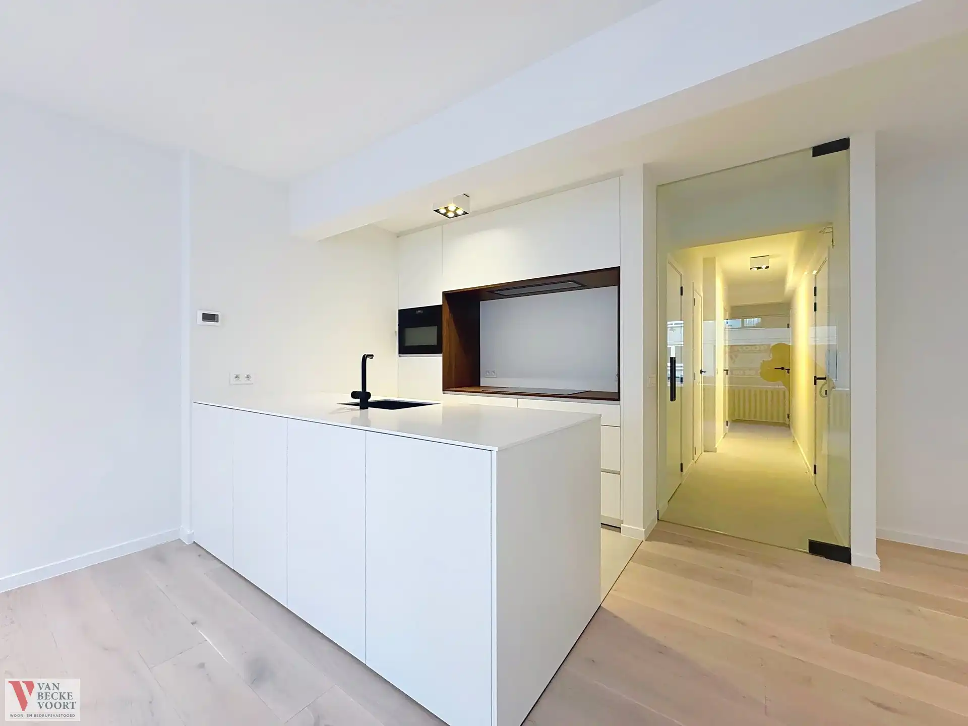 Stijlvol gerenoveerd appartement met 2 slaapkamers en terras foto 3