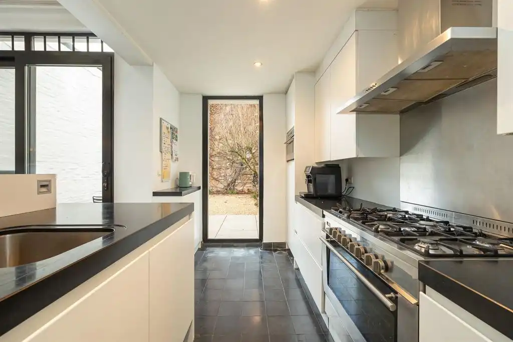 Sfeervol, instapklaar herenhuis met 4 slaapkamers & mediterraanse tuin in hartje Harmoniewijk foto 9