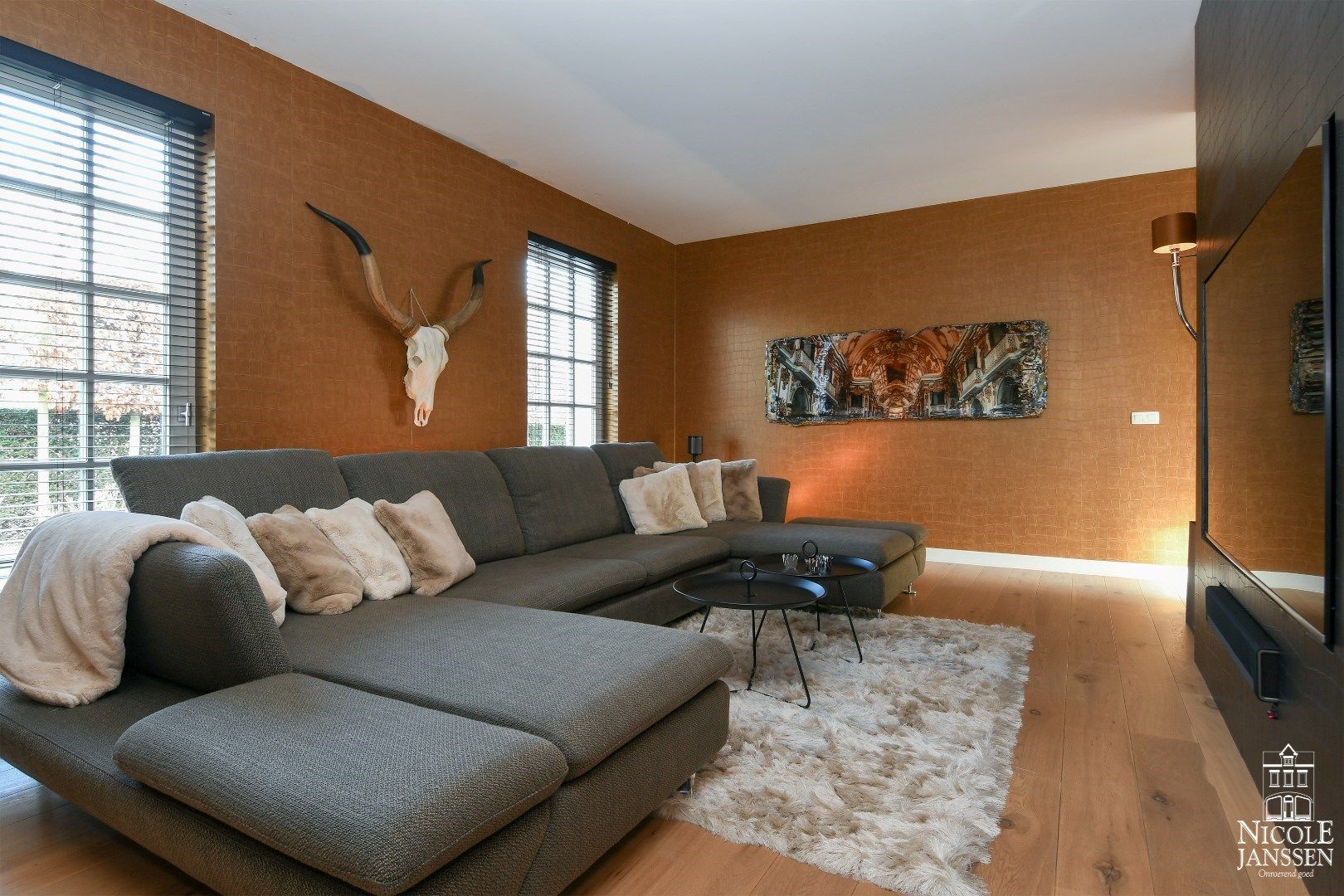 Luxueus en ruim ingedeeld landhuis met naastliggend garagegebouw met appartement foto 3