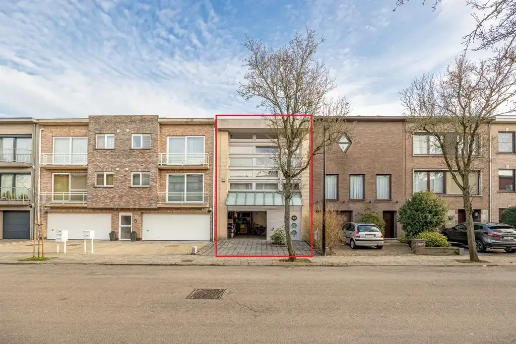 Ruime woning met inpandige garage en tuin foto 25