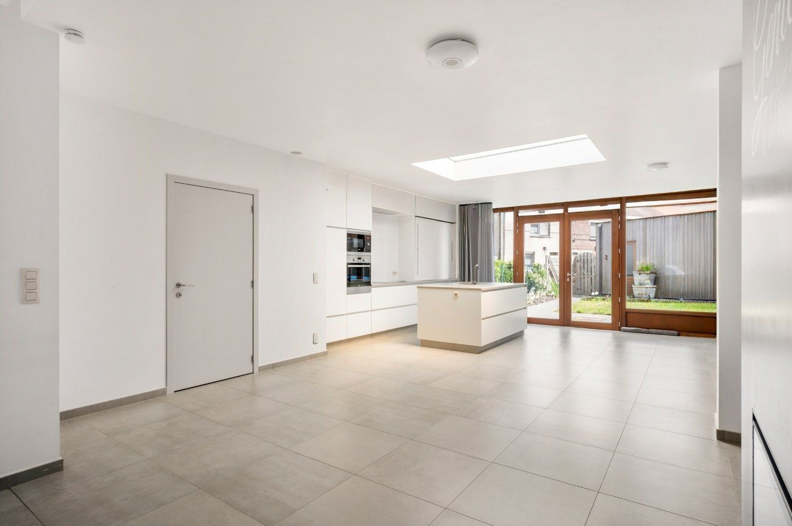 Kwalitatief gerenoveerde rijwoning met tuin, 3 slaapkamers en 2 badkamers op toplocatie in Menen foto 5