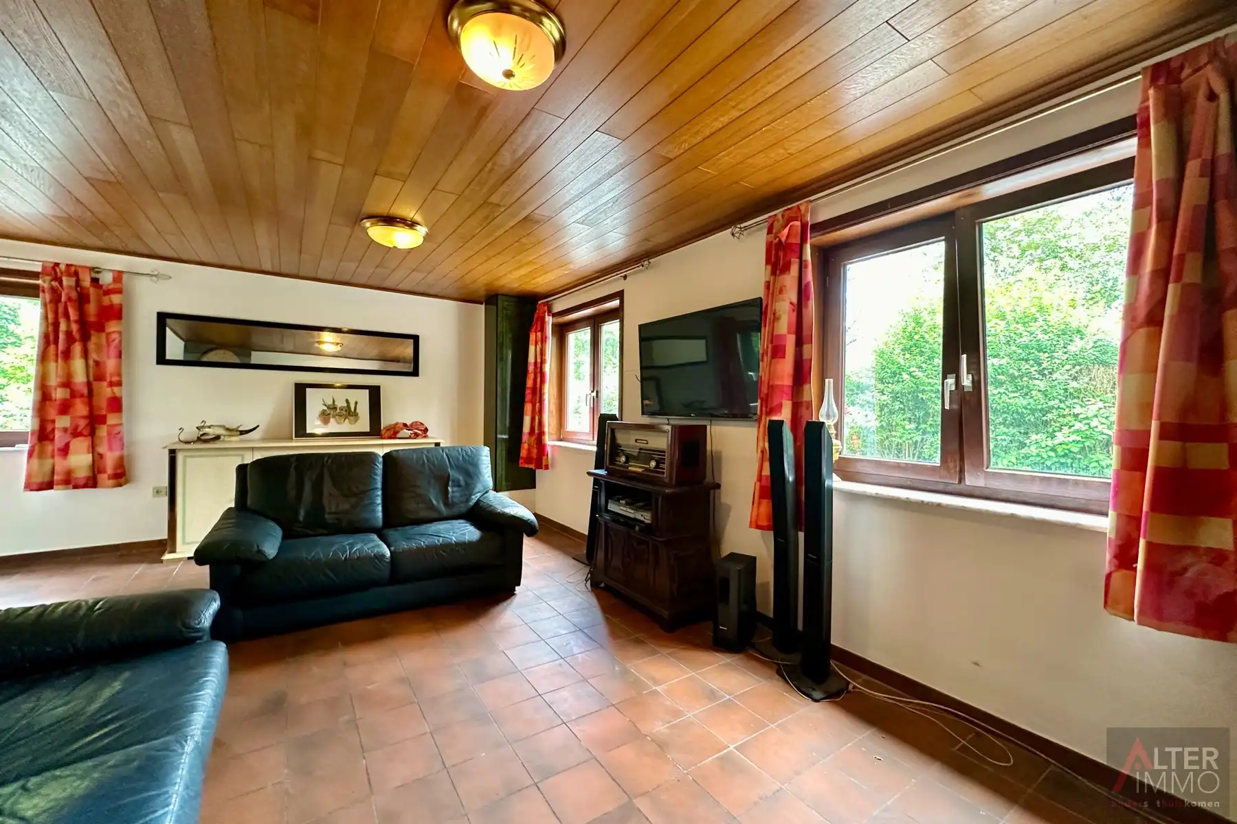 Gelijkvloerse woning (1970) met 2 slaapkamers, kelder en zolder (mogelijks in te richten) op perceel van 10a 30ca. foto 4