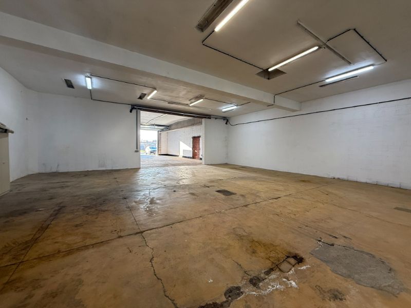 Gerenoveerd magazijn van 290 m² te huur in Ronse – uitstekende ligging langs de N48 foto 5