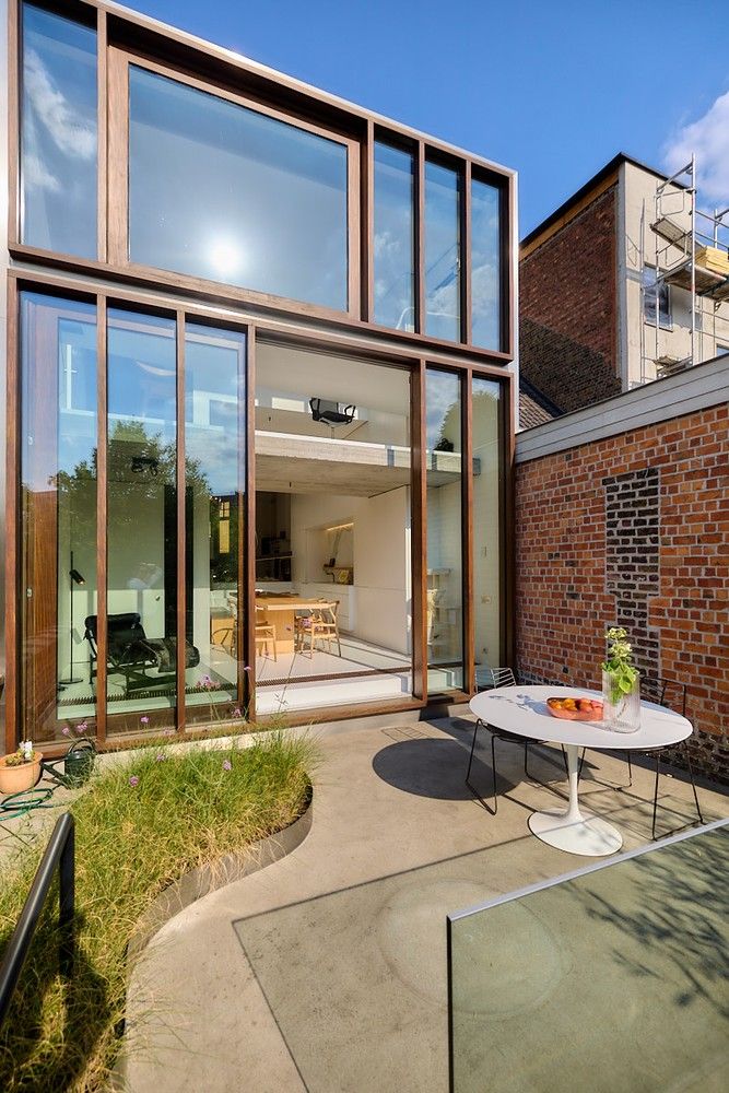 Buitengewone interbellum architecten-burgerwoning met tuin die omgevormd werd tot een hedendaagse luxueuze concept-woning. foto 2