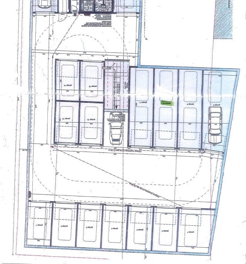 Grote garagebox voor 2 wagens gelegen in klein garagecomplex foto 10