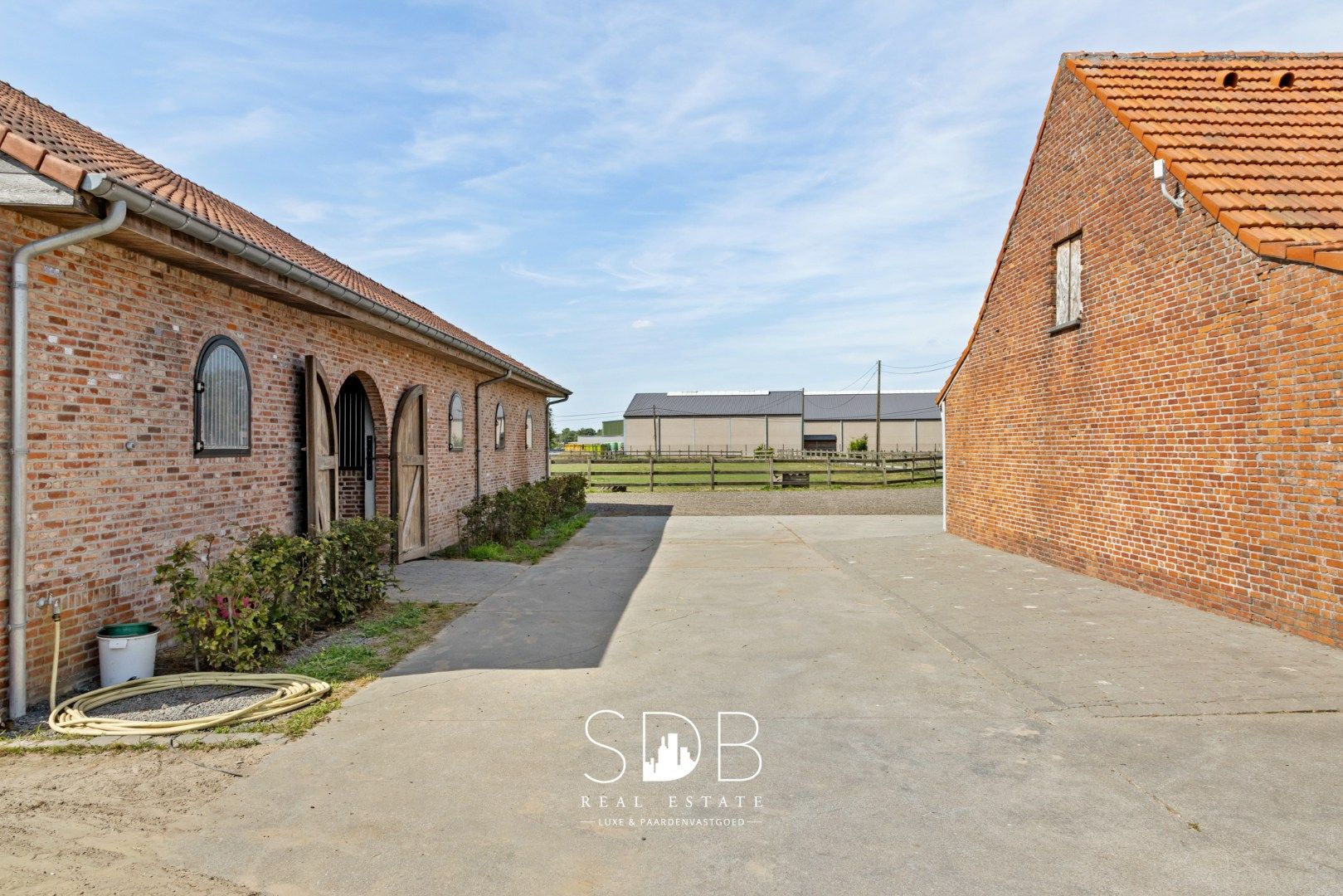 Prachtige landelijke woning met hippische accommodatie op 2,5hectare foto 24