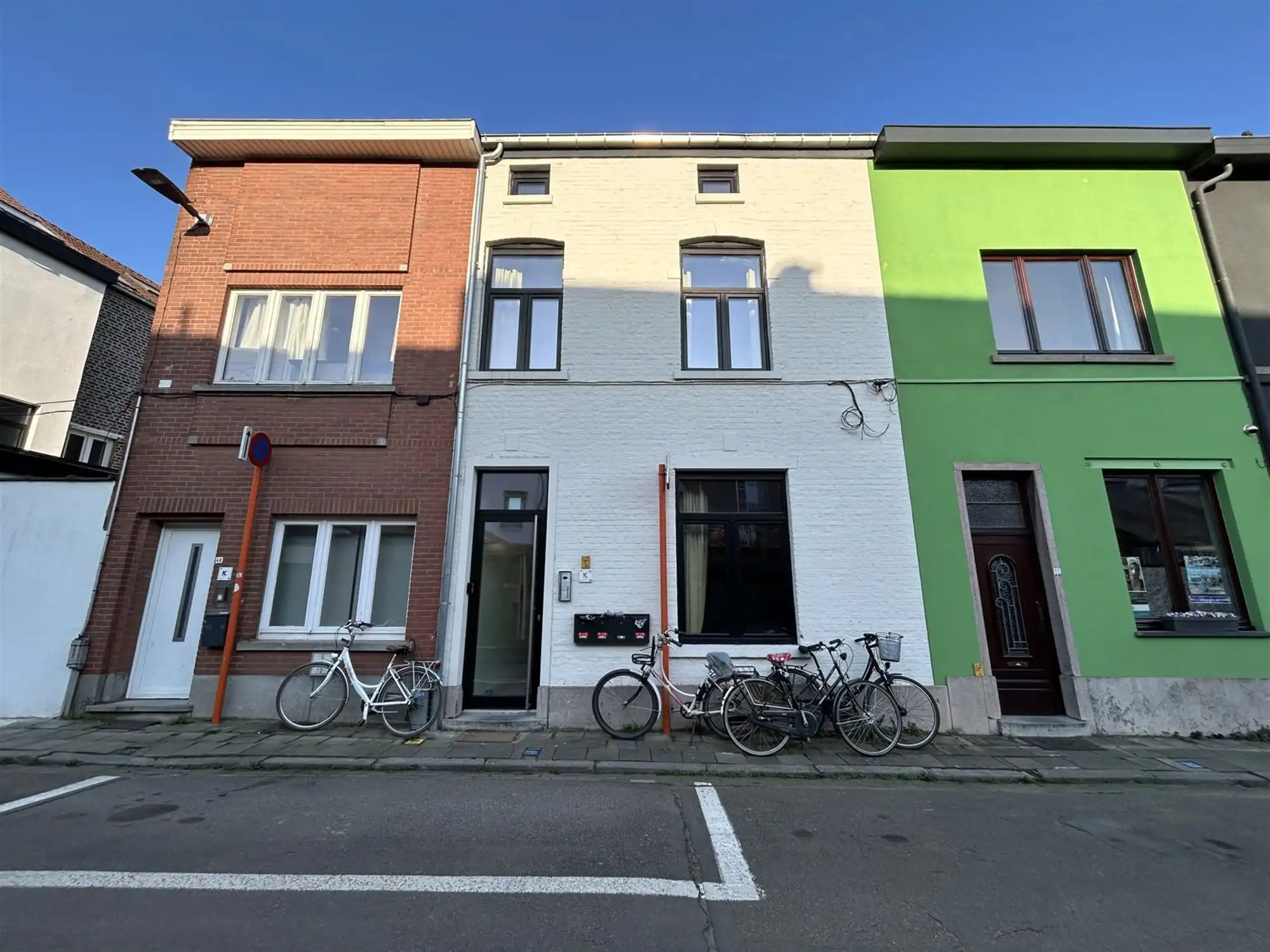 Bemeubelde studio met privatief terras. foto 17