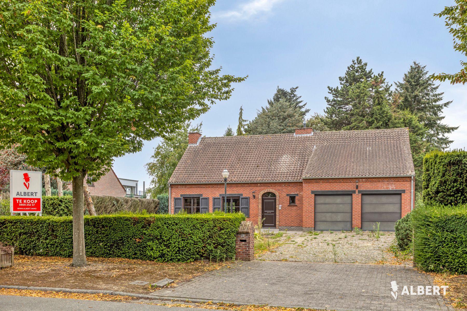 Hoofdfoto van de publicatie: Bungalow met inrichtbare zolder op een ruim perceel
