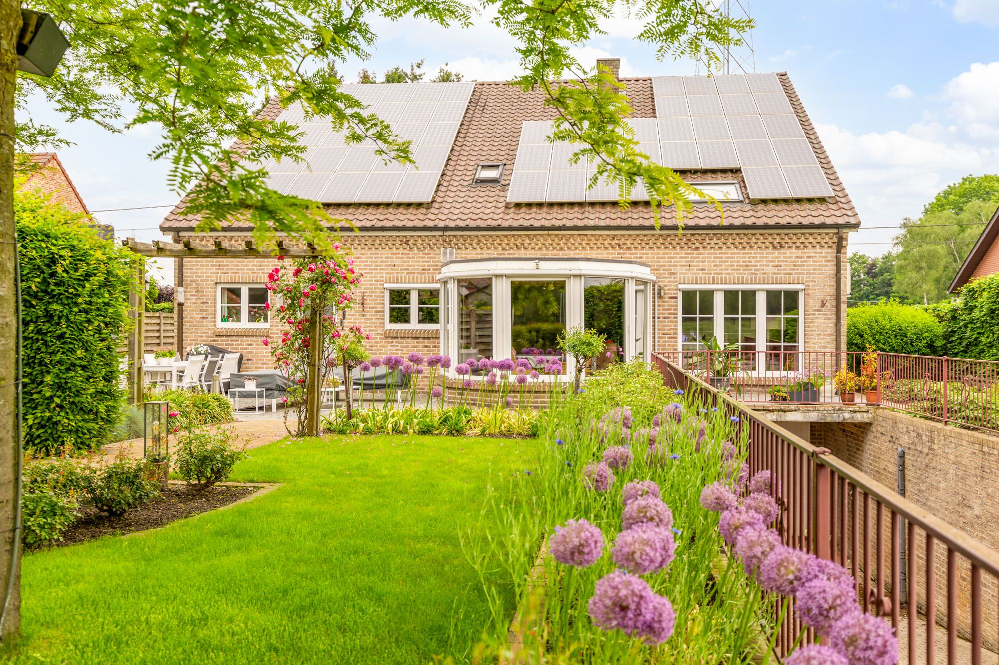 IDEALIS VASTGOED - ZEER RUSTIG GELEGEN VILLA MET ACHTERLIGGEND PERCEEL (+-2ha) ! – Perfect onderhouden woning met fijne indeling op een centrale locatie en dicht bij het centrum van Overpelt! Deze woning omvat +-431m² bewoonbare oppervlakte met een fijne lichtrijke leefruimte, 3 keukens, 3 badkamers, 4 slaapkamers, een zeer aangename veranda met prachtig uitzicht op de achterliggende weides en is volledig onderkelderd!! De woning is gelegen op een perceel van +- 2 ha op het ’Lindel’ en op fietsafstand van het centrum van Overpelt. Zeer geschikte woning voor paarden- en dierenliefhebbers die opzoek zijn naar een perfect onderhouden, instapklare woning met veel ruimte, stallingen en opbergplaatsen. foto 1