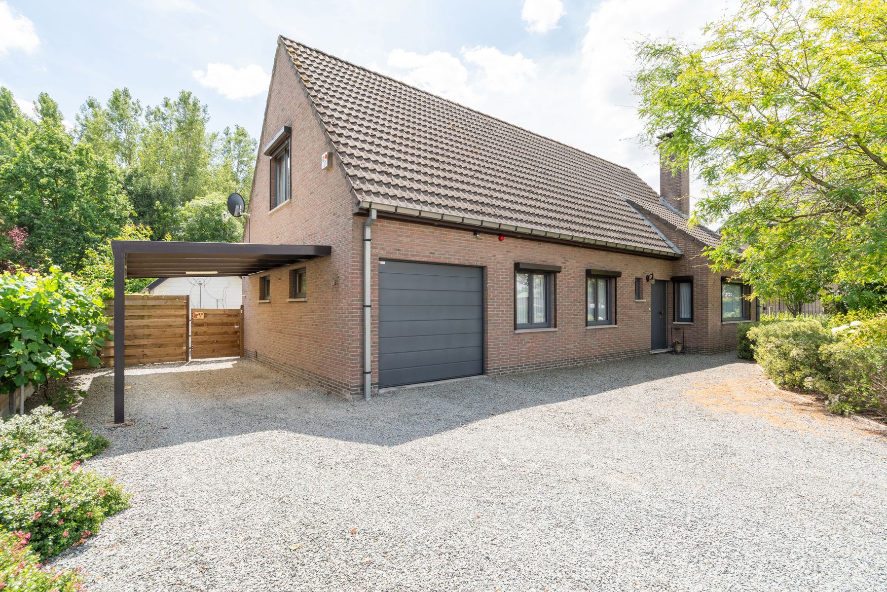 Instapklare woning met zonnige tuin en 3 slaapkamers  foto {{pictureIndex}}