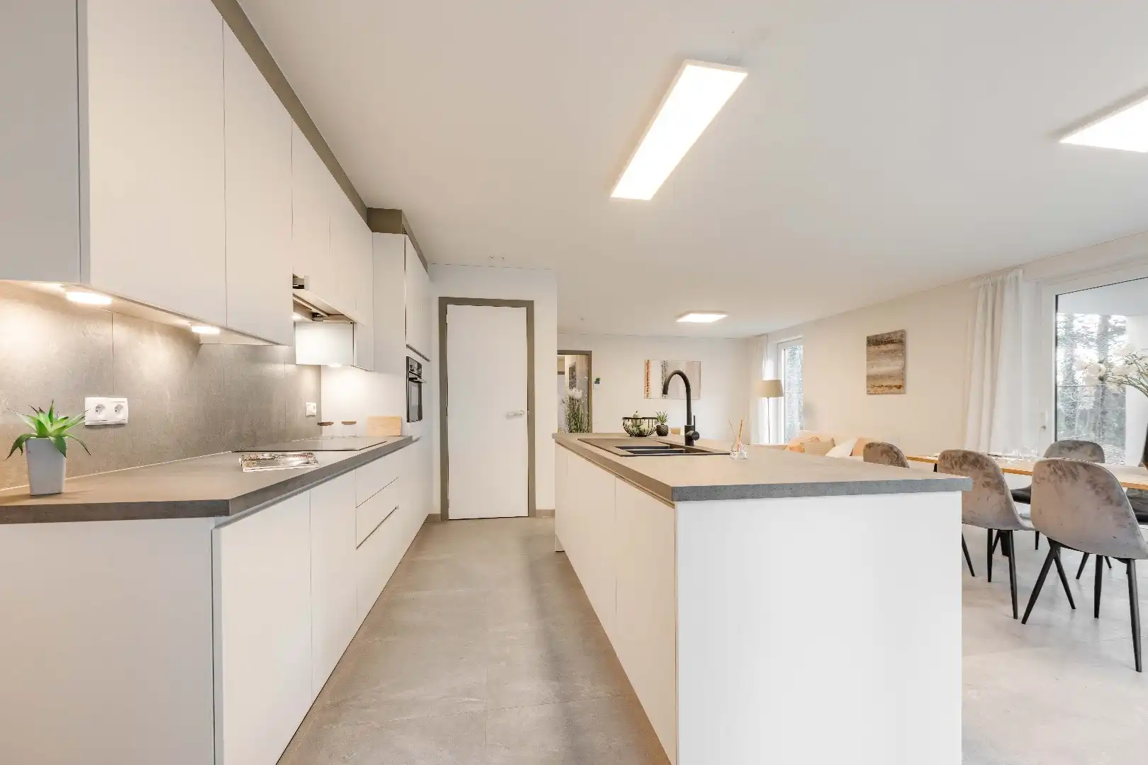 Ruim 2-slpk appartement met 15m2 zuidgericht terras met volle privacy foto 7