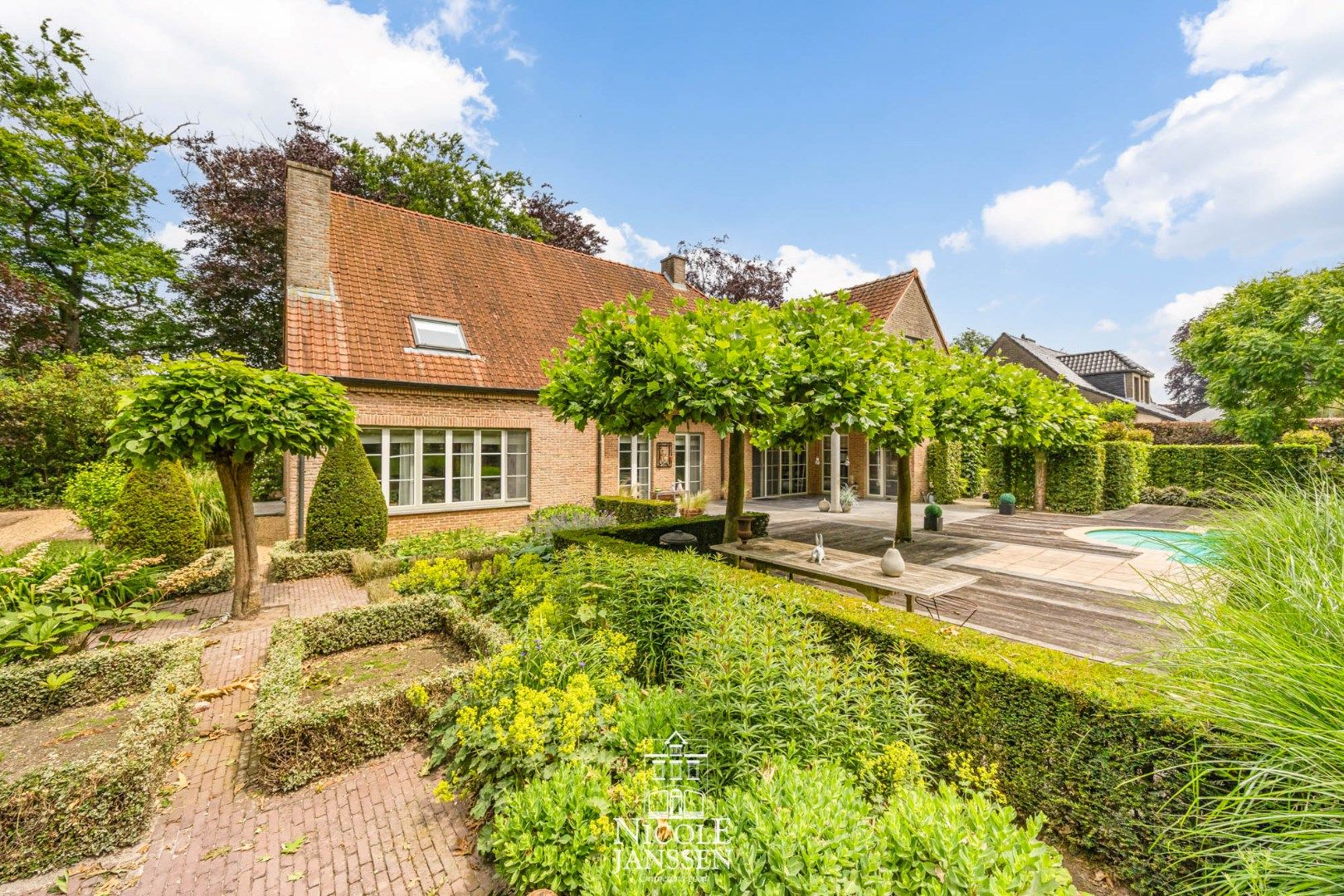 Ruime villa in landelijke stijl met zwembad  foto 33