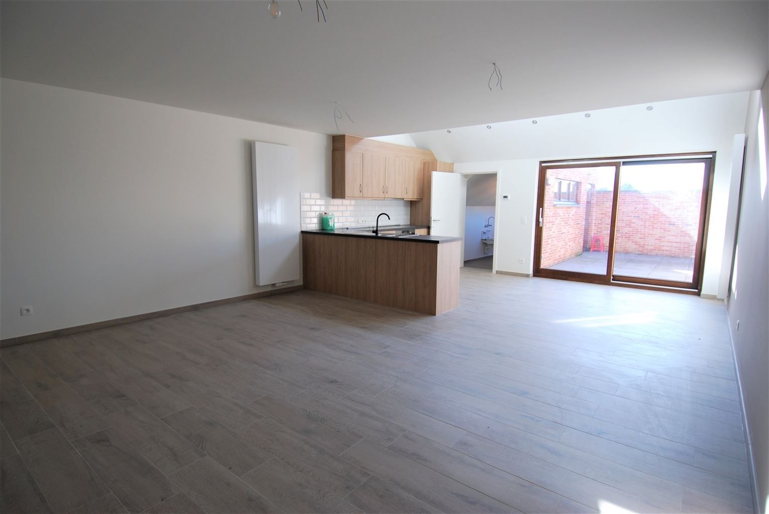 Volledig gerenoveerd duplex-appartement met 2 slaapkamers in het centrum van Maaseik met moderne afwerking. foto 2