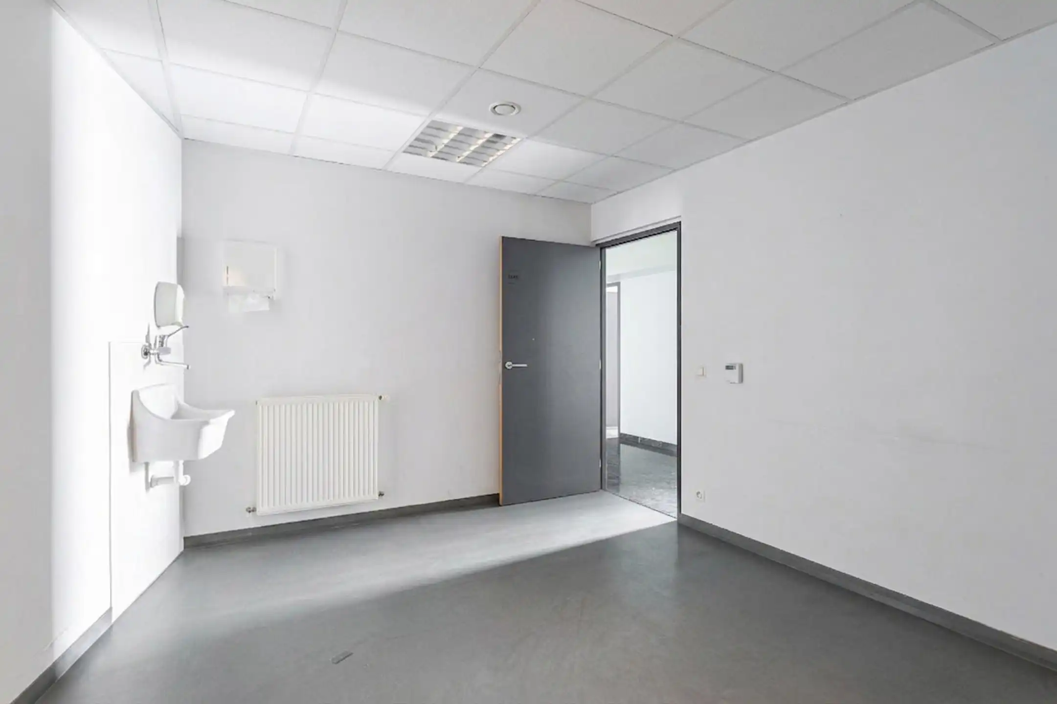 Bedrijfsgebouw op commerciële ligging te koop in Deurne foto 6