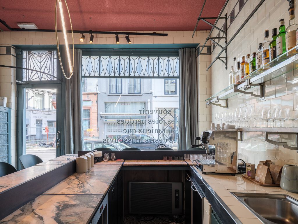 Karaktervol handelspand (restaurant + 2-slpk app) in het centrum van Gent foto {{pictureIndex}}