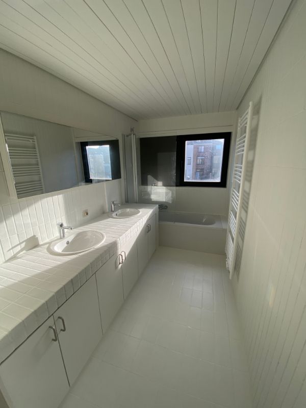 Ruim appartement met 2 slaapkamers, centraal gelegen. foto 10