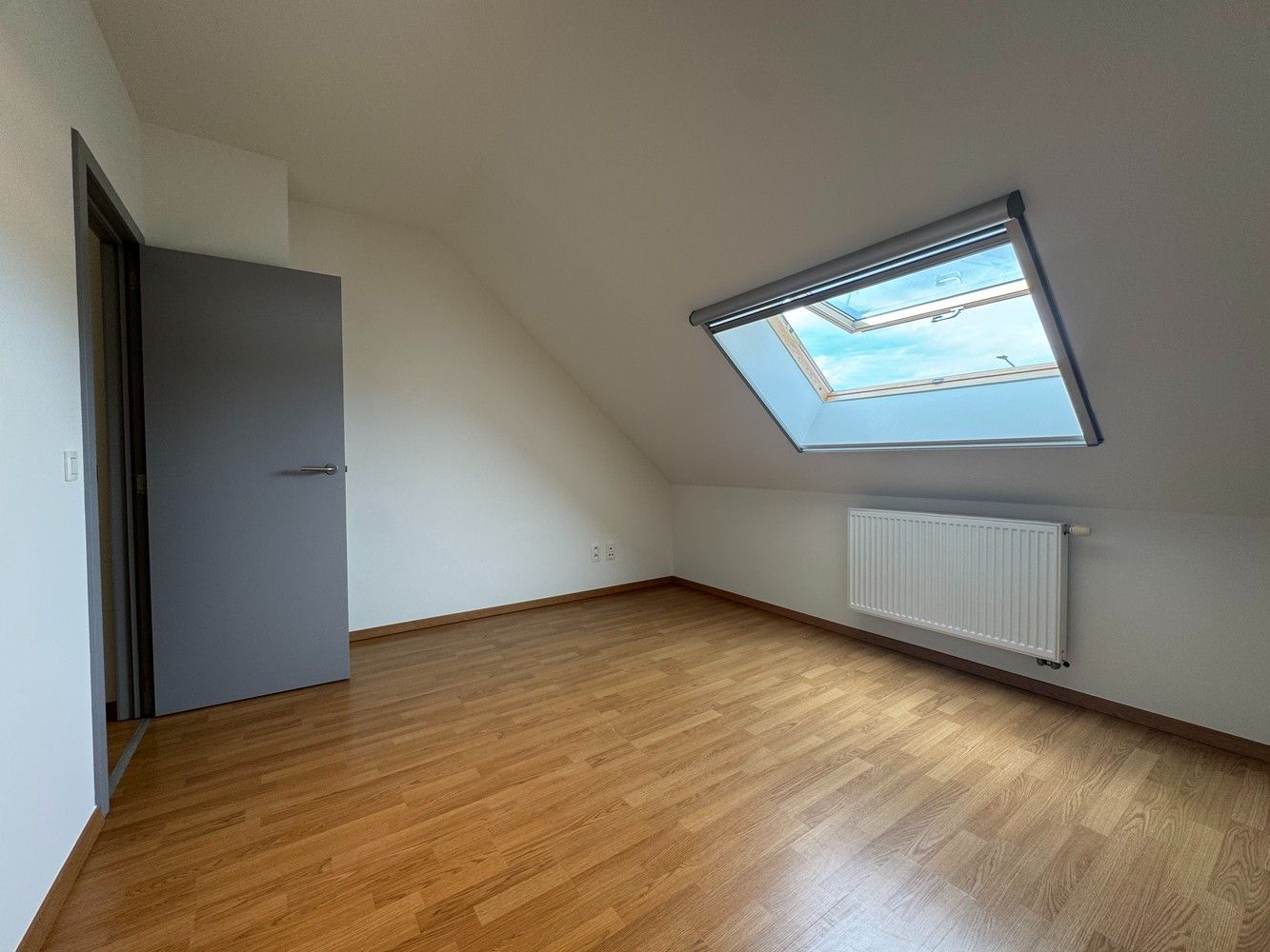 TE HUUR: Ruim Duplex-appartement met 4 staanplaatsen in Diepenbeek foto 22