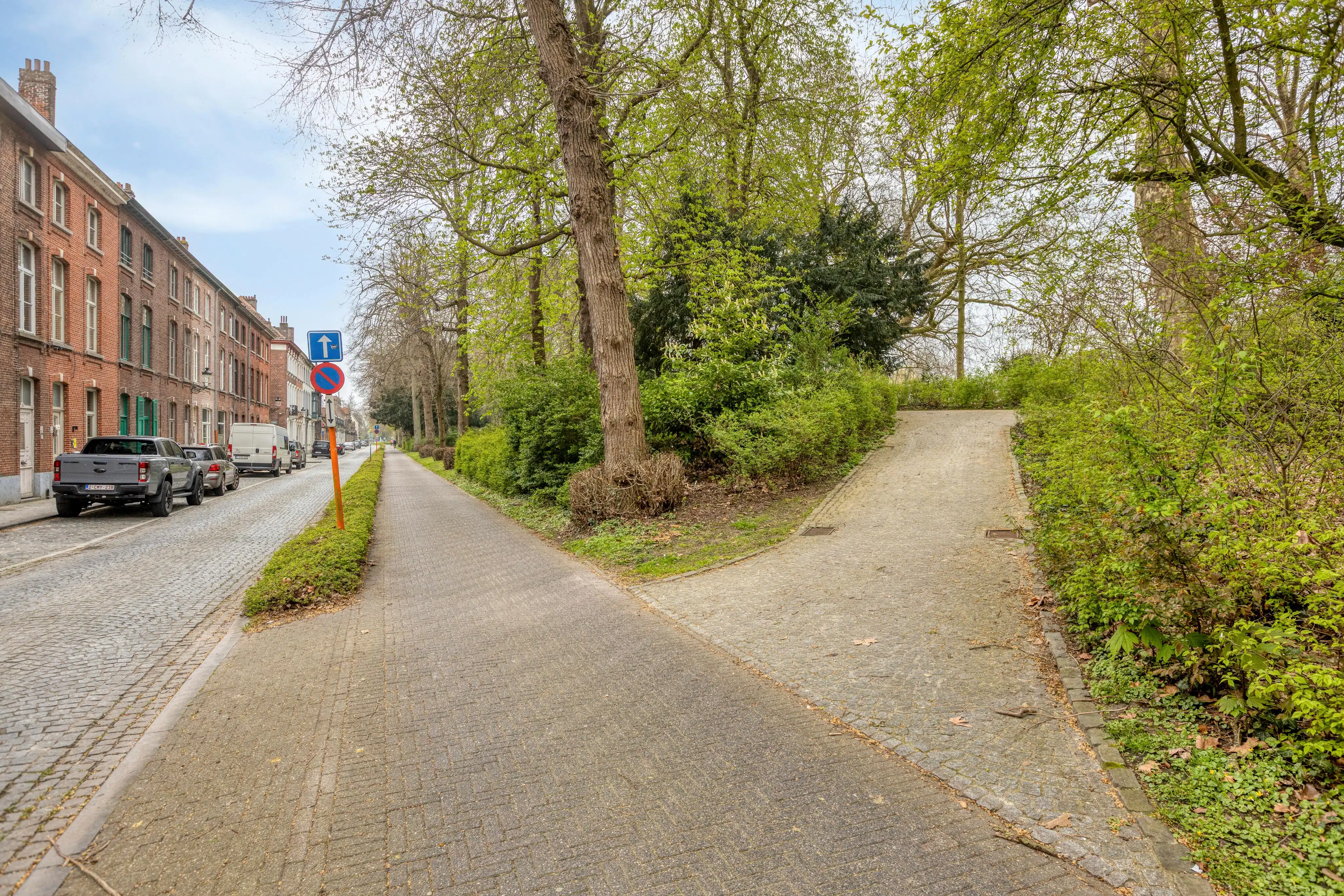 Karaktervol huis te renoveren in Brugge nabij het station foto 10