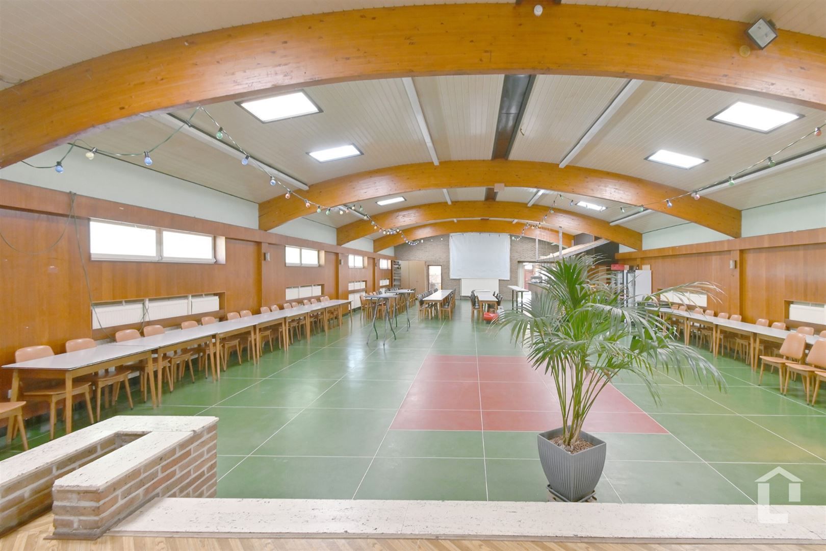 Handelspand met feestzaal op prachtig terrein met bos foto 8