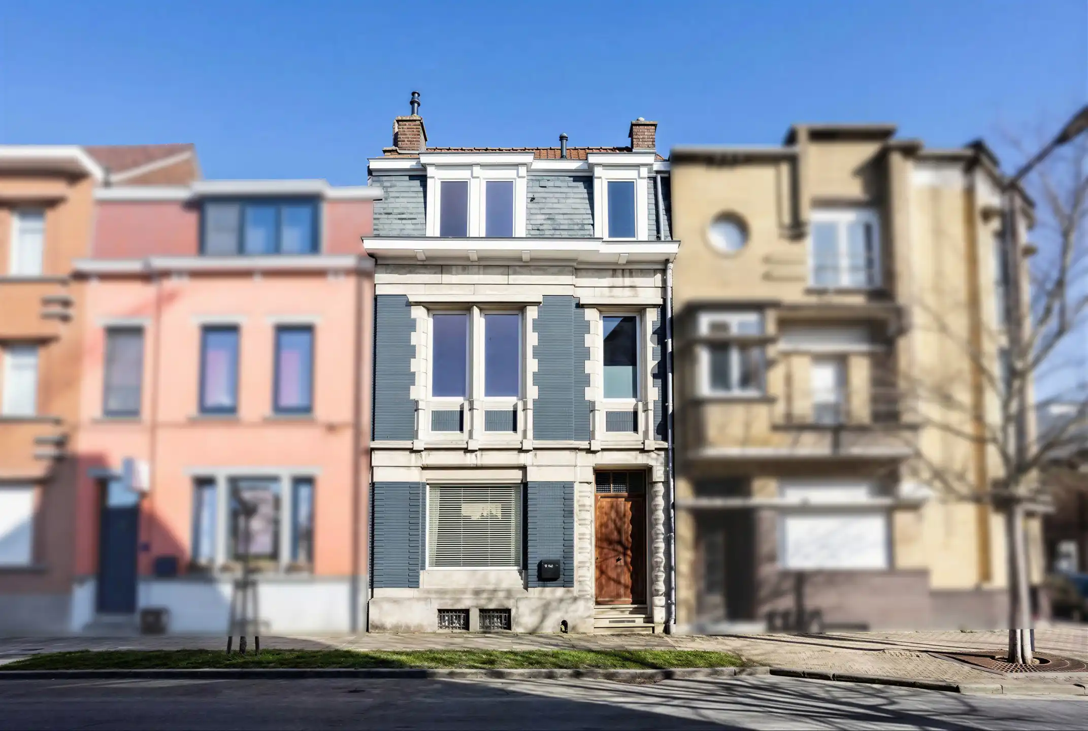 Stijlvolle art-deco herenwoning in een gegeerde straat  foto {{pictureIndex}}