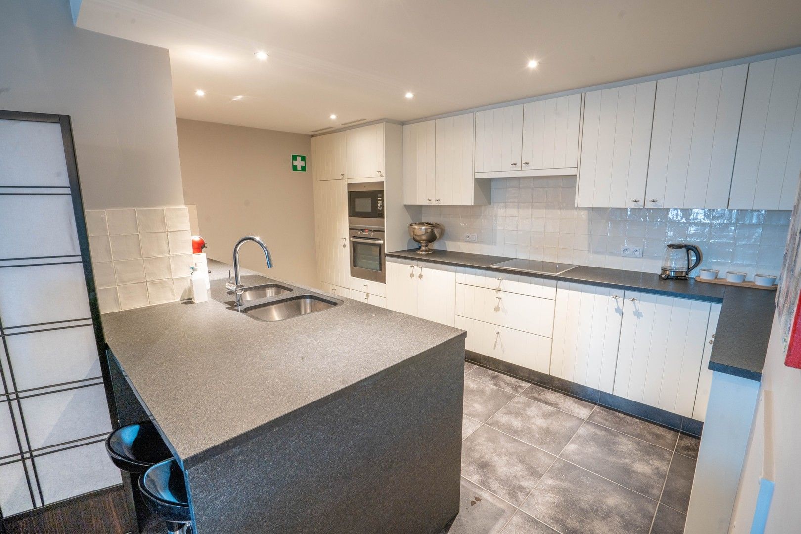 Heel ruim en smaakvol gemeubeld appartement met 3 slaapkamers en tuin foto 6