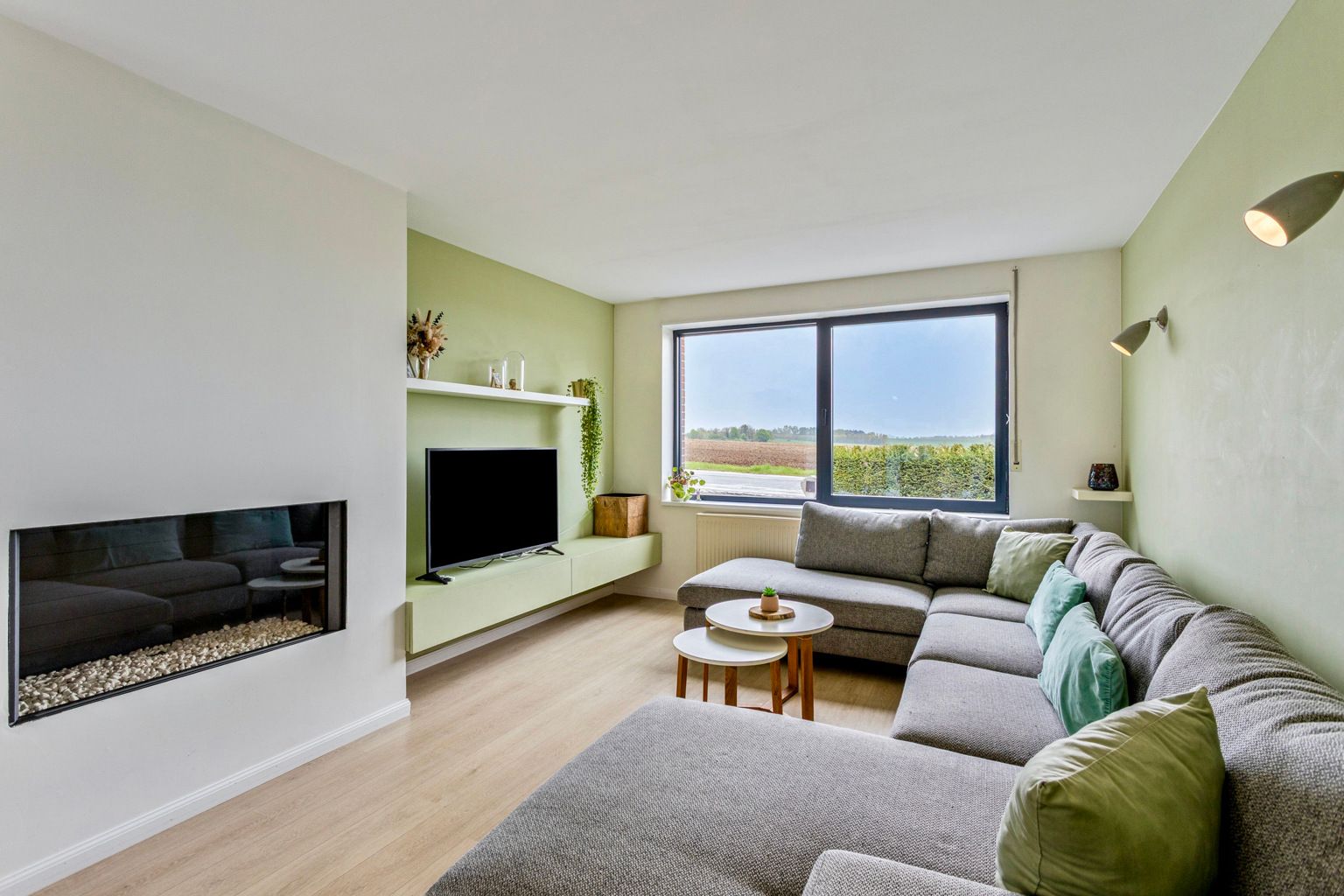 INSTAPKLARE GERENOVEERDE WONING MET GARAGE foto {{pictureIndex}}