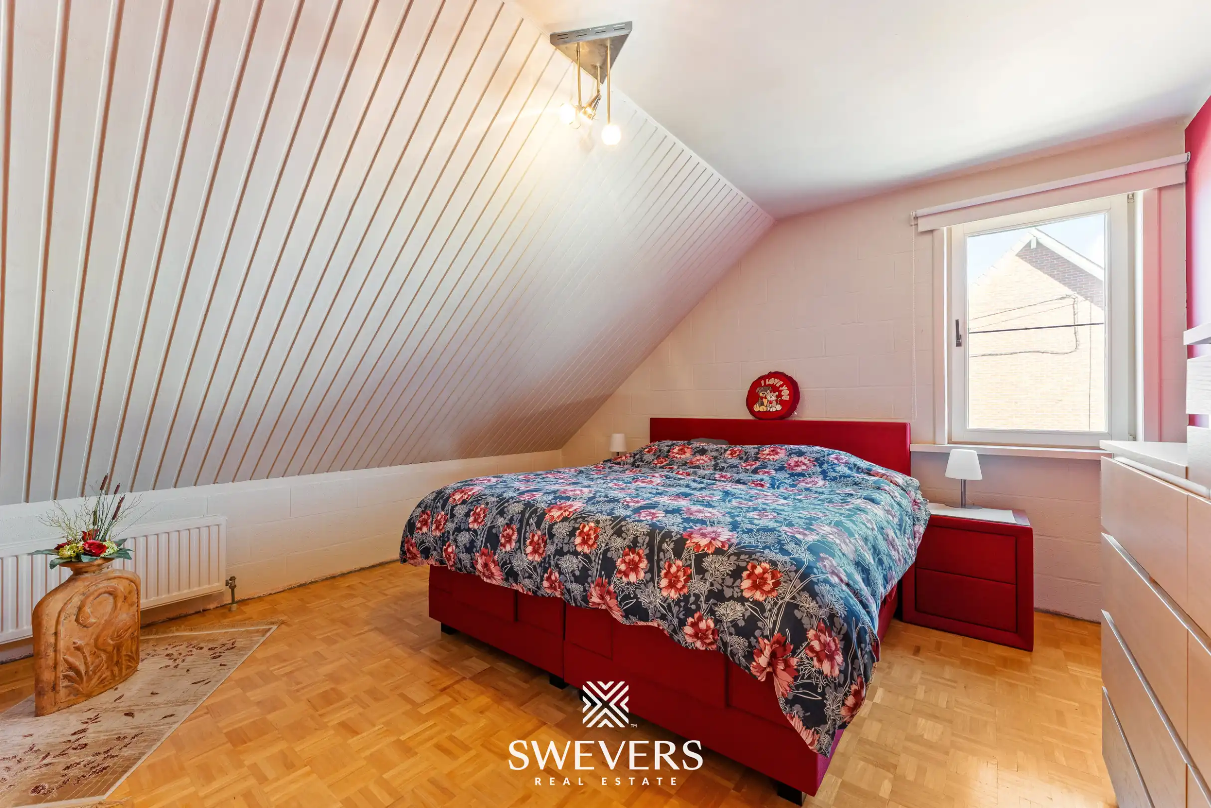 Uitstekend gelegen ruime woning met 3 slaapkamers en mooie zuidgerichte tuin. foto 12