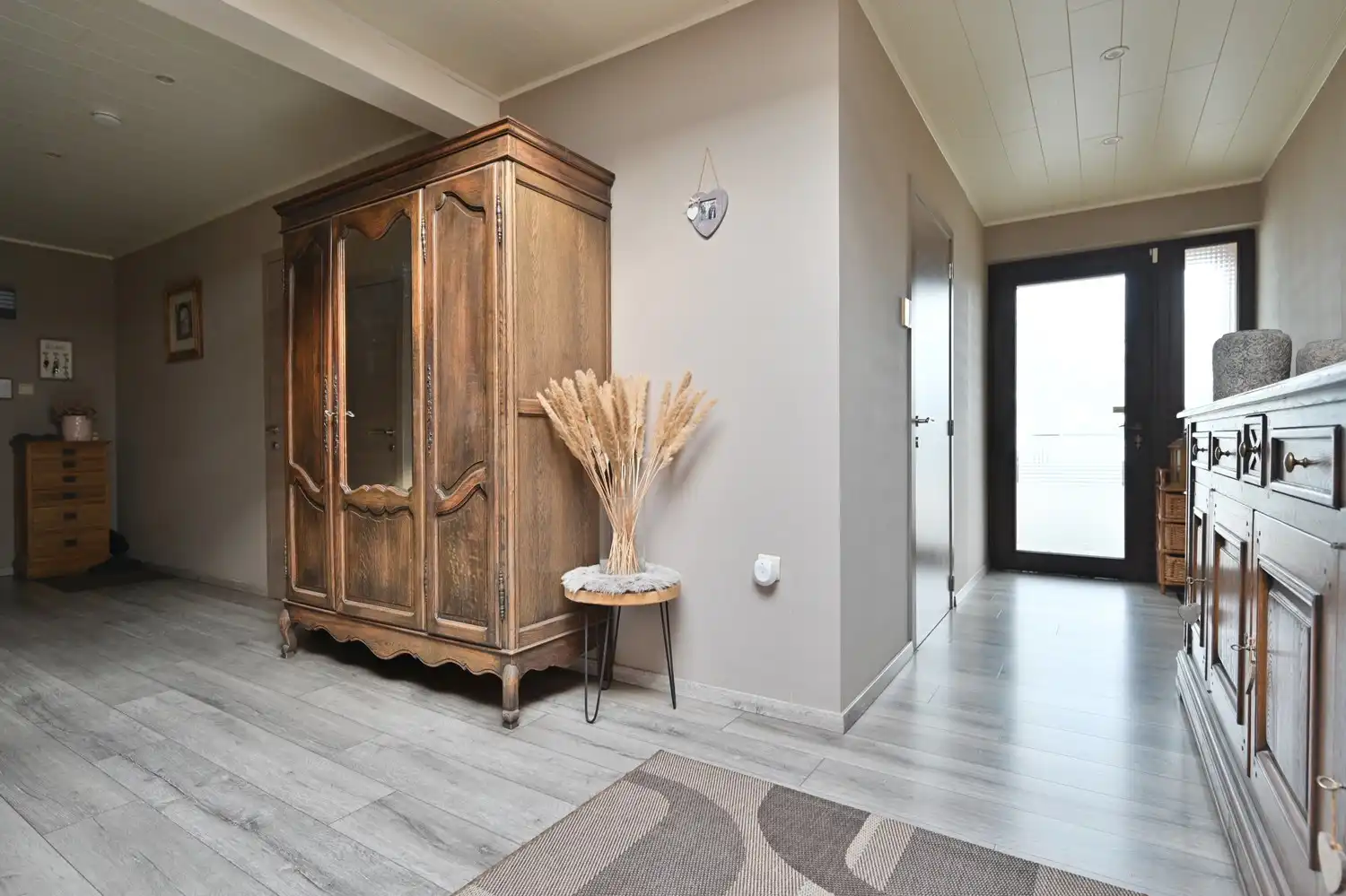 Woning met bedrijfshal op volledig omheind perceel foto 16