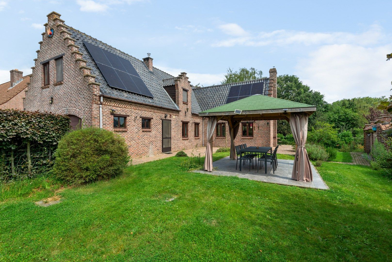 Instapklare villa met karakter in rustig Zemst | Ruime tuin & zonnepanelen en batterij. foto 2