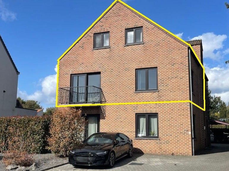 Gerenoveerd 2-kamerduplexappartement met overdekte autostaanplaats foto {{pictureIndex}}