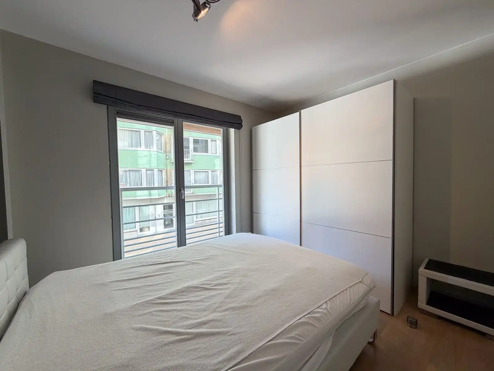 Lichtrijk hoekappartement met 1 slaapkamer in hartje Oostende foto 6
