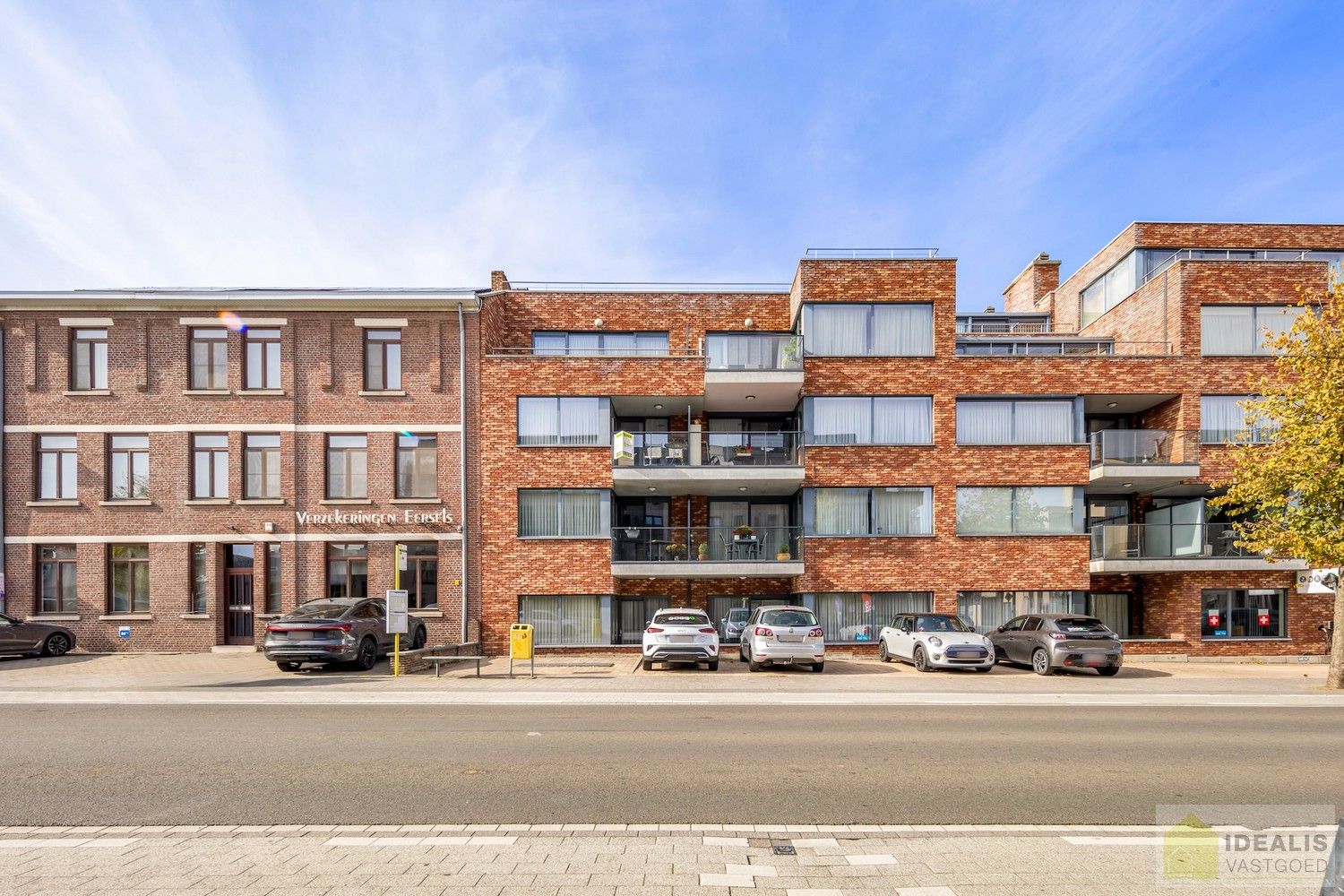 IDEALIS VASTGOED – HOOGWAARDIG AFGEWERKTE ASSISTENTIE-APPARTEMENT IN RESIDENTIE NUMA OP EEN TOPLOCATIE. Gelegen op de 2de verdieping met een bewoonbare oppervlakte van ca. 60m² biedt dit knappe assistentie-appartement een aangename leefruimte met aansluitend een zonnig overdekt terras, uitgeruste keuken en een ruime slaapkamer met veel lichtinval! Daarnaast kan er gebruik gemaakt worden van de talrijke gemeenschappelijke ruimtes en kan men aangenaam vertoeven in de prachtige gemeenschappelijke tuin, een oase van rust! foto 3