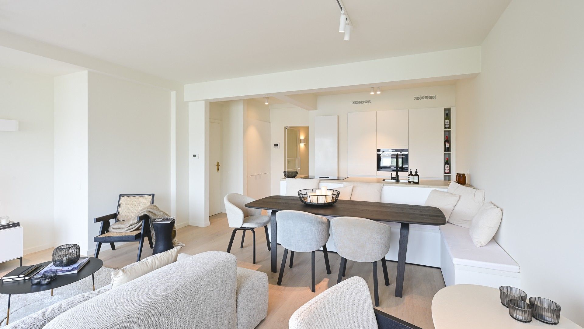 Prachtig gerenoveerd appartement inclusief garage in het centrum Knokke foto 3