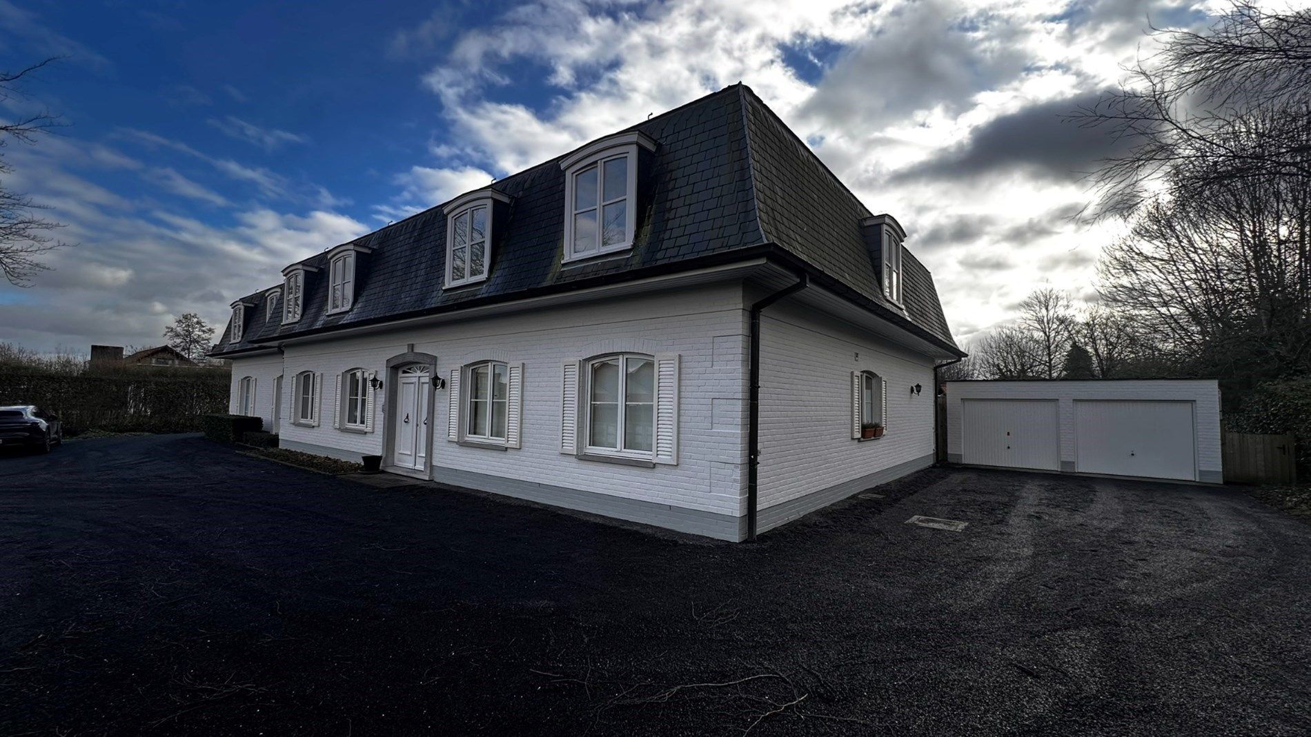 Ruim appartement met garage en 2 slaapkamers in Lokeren foto {{pictureIndex}}