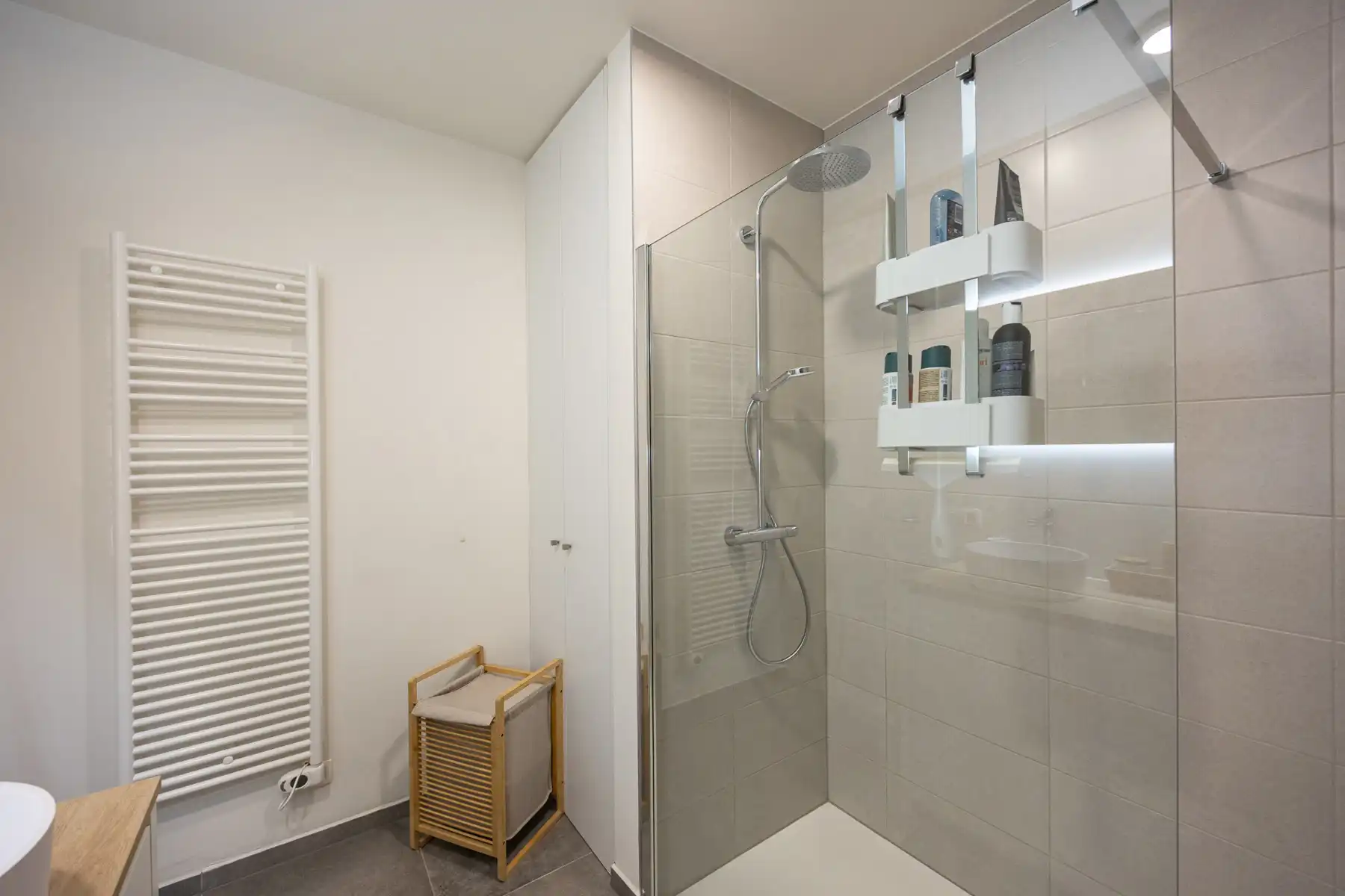 Ruim gelijkvloers appartement met 2 slaapkamers, terras en 3 autostaanplaatsen in residentie Moleneynde. foto 19