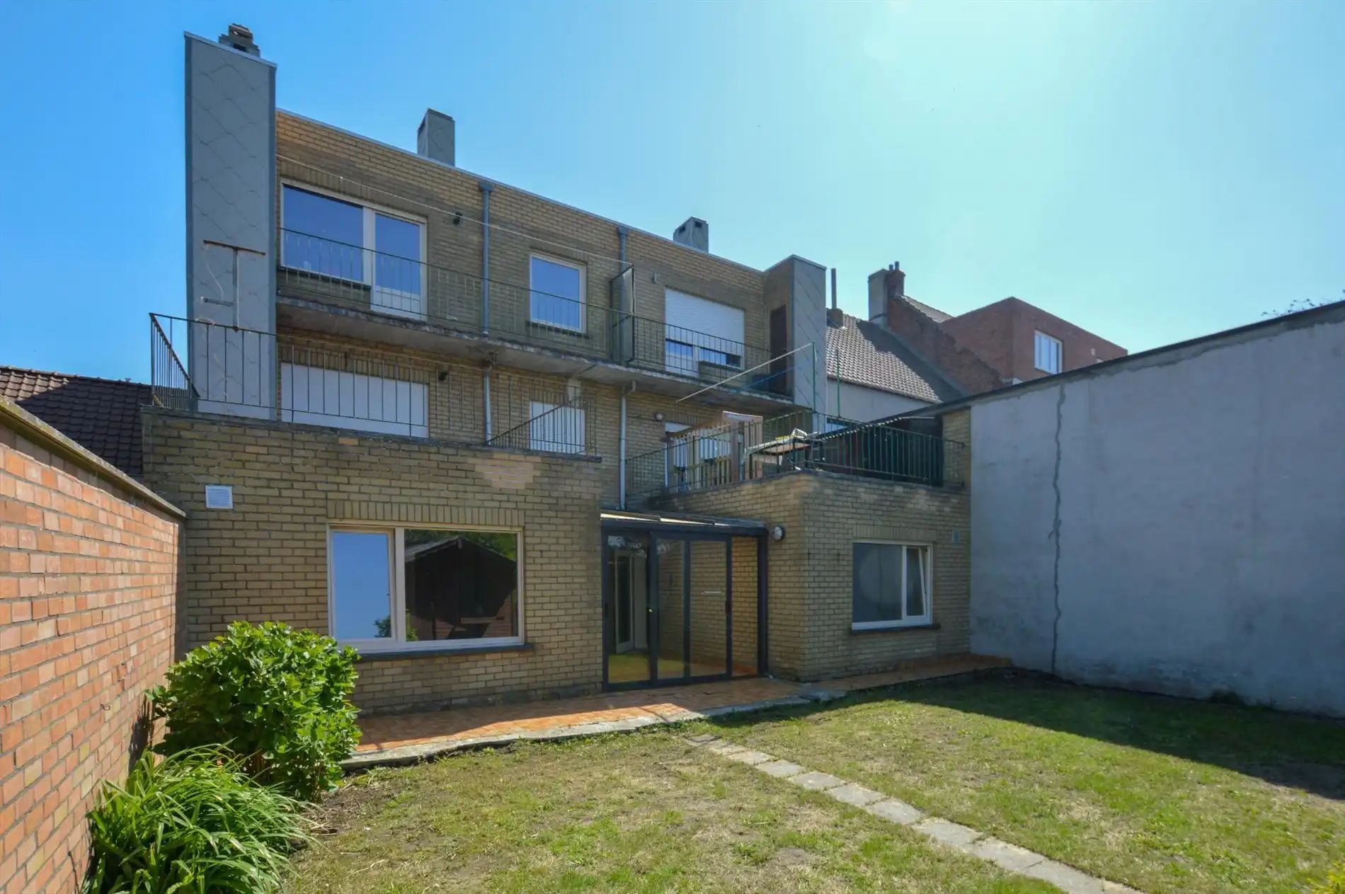 Interessante opbrengsteigendom met 5 volledig verhuurde appartementen in het centrum van Oudenburg foto 2