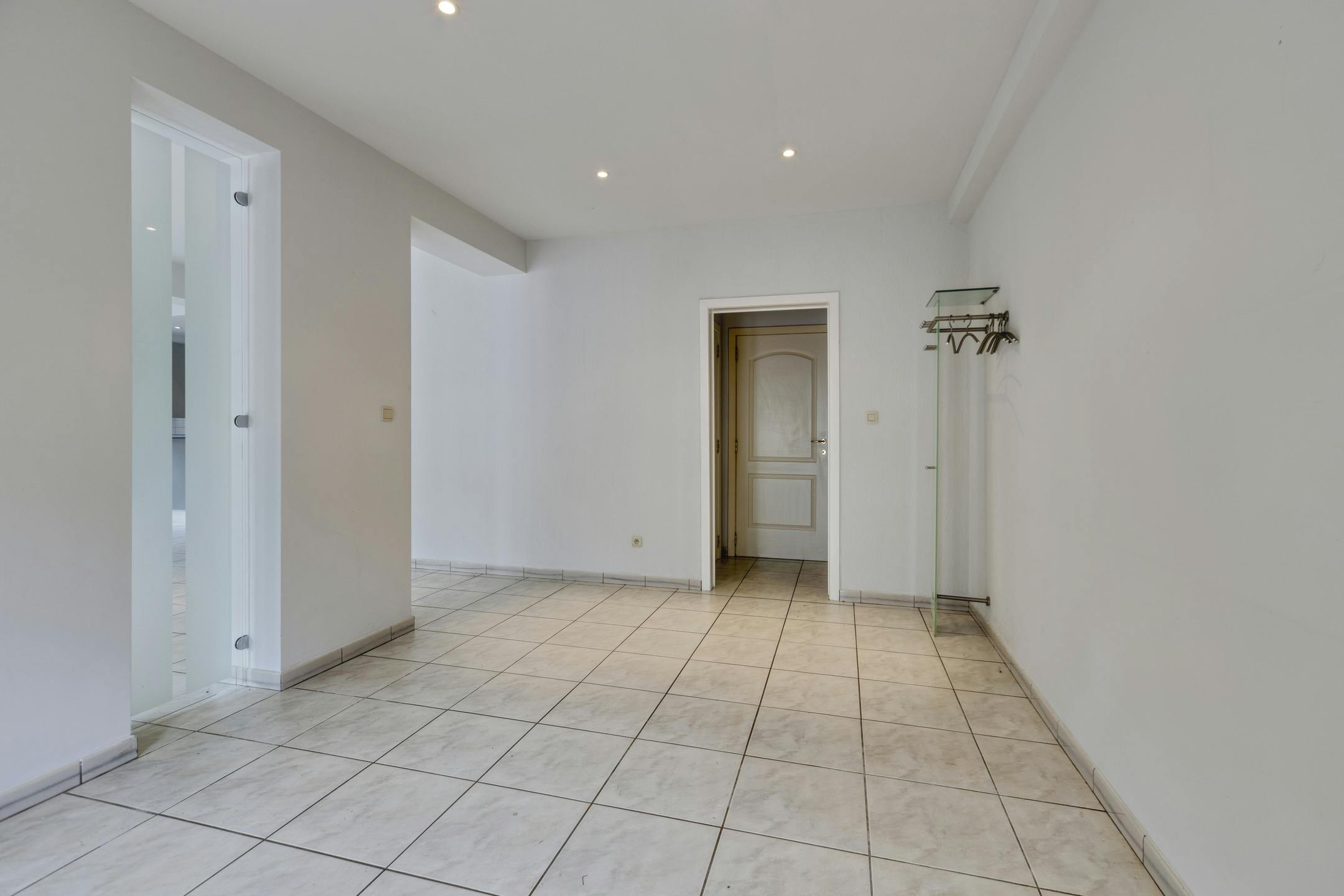 Opbrengsteigendom met 2 appartementen en hangaar te Lummen foto 3