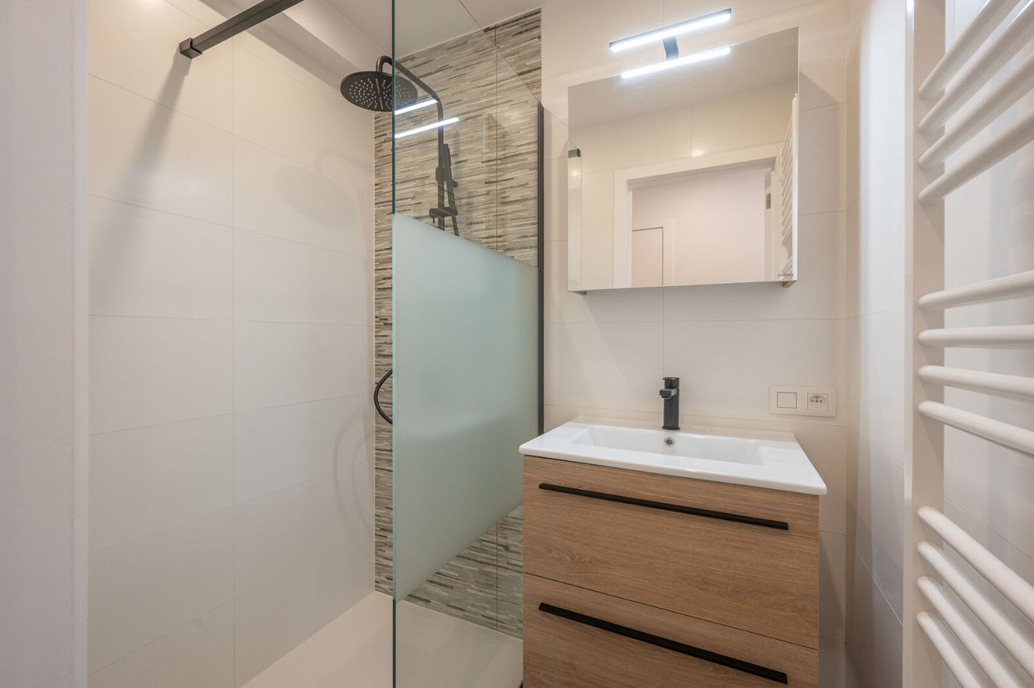 Instapklaar 2-slaapkamerappartement met zijdelings zeezicht te Heist foto 12