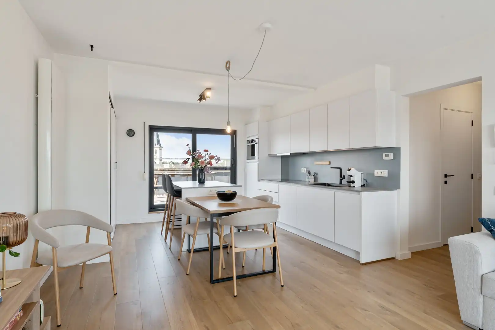Instapklaar dakappartement met 2 terrassen in centrum Bree foto 12