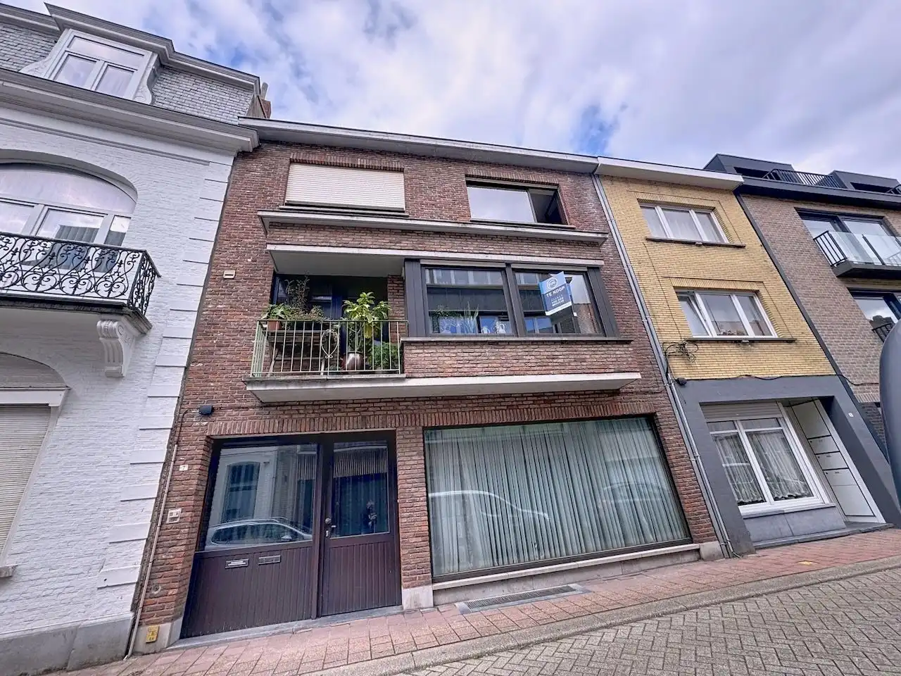 Bijzonder ruime handelswoning vlakbij de Kursaalstraat foto {{pictureIndex}}